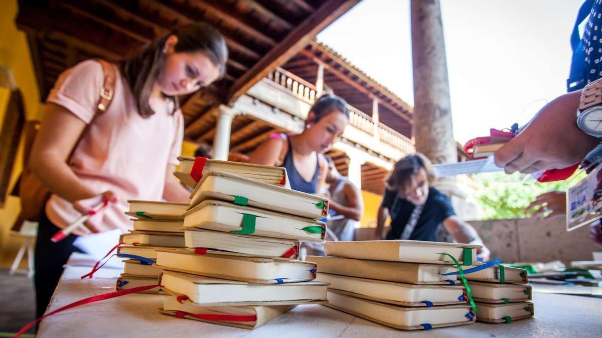 Unas jóvenes seleccionando libros.