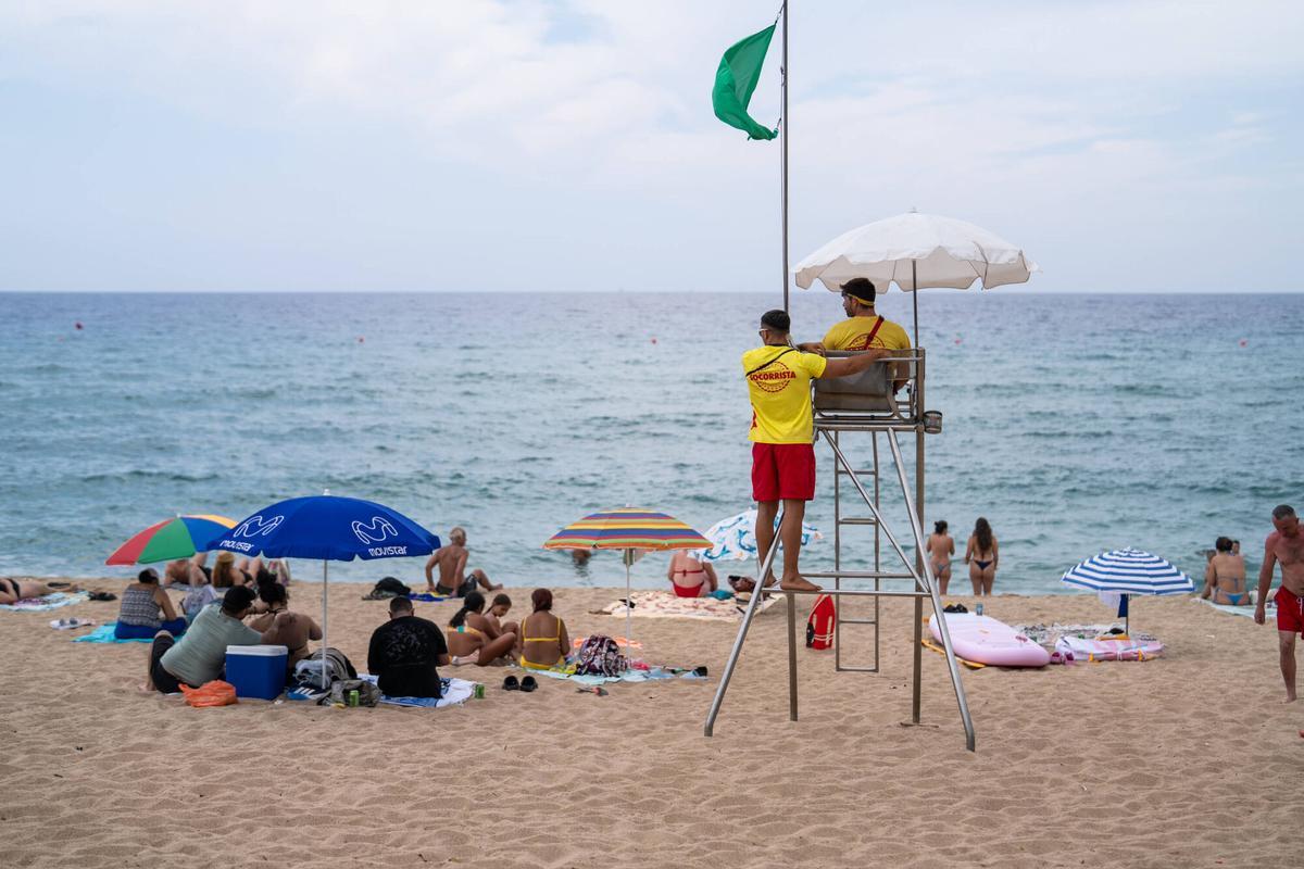 Badalona (Barcelona). Personas mayores disfrutan de un baño en una playa de Badalona, en una imagen en la que no son reconocibles, durante un reportaje sobre el aumento de los ahogamientos y los riesgos que afronta esta población en el mar. 4 de agosto de 2026. Sociedad. AUTOR: ZOWY VOETEN