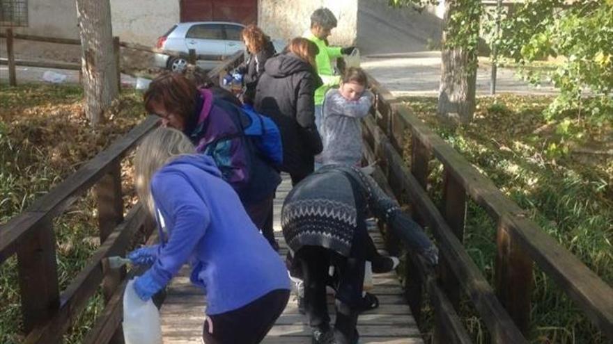 VoluntaRíos del Huerva actúa en la barandilla del parque lineal