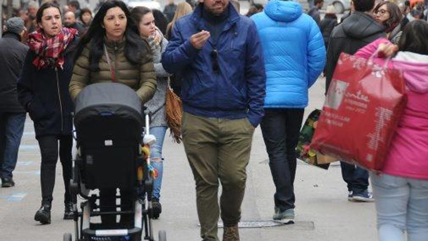 Imatge d&#039;arxiu de gent passejant pel carrer Guimerà de Manresa