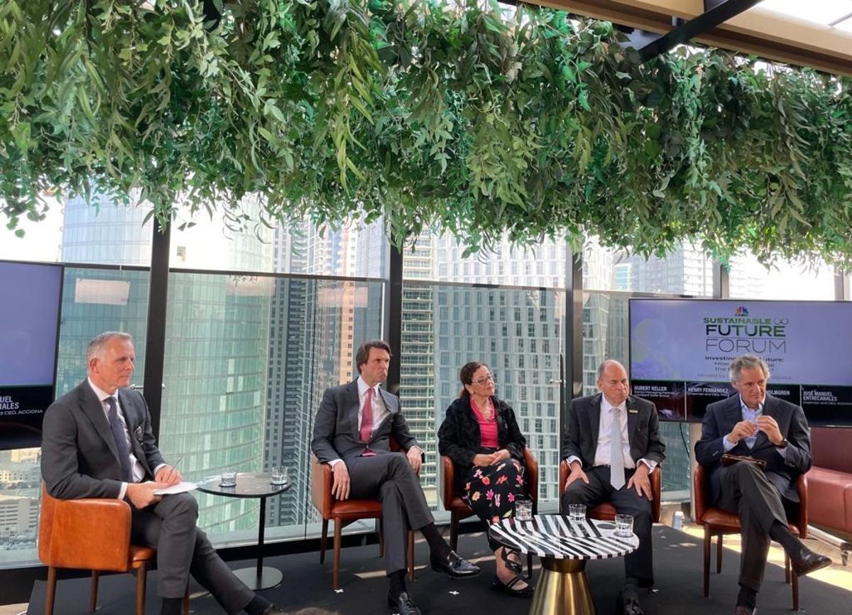 De izquierda a derecha, Steve Sedgwick, presentador de CNBC y moderador; Hubert Keller, senior mananing partner de Lombard Odier; Jennifer Holmgren, CEO de LanzaTech;  Henry Fernández, CEO de MSCI; y José Manuel Entrecanales, presidente y CEO de ACCIONA.