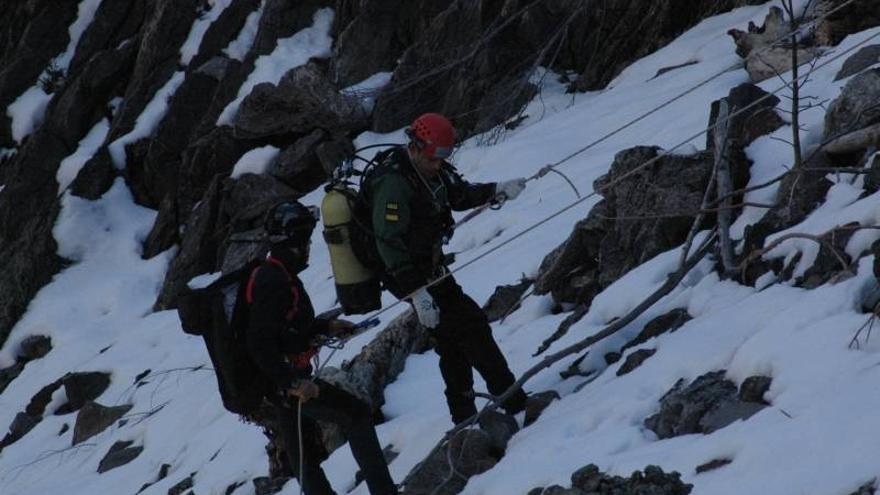 La Guardia Civil realiza prácticas de rescate subacuático en un embalse