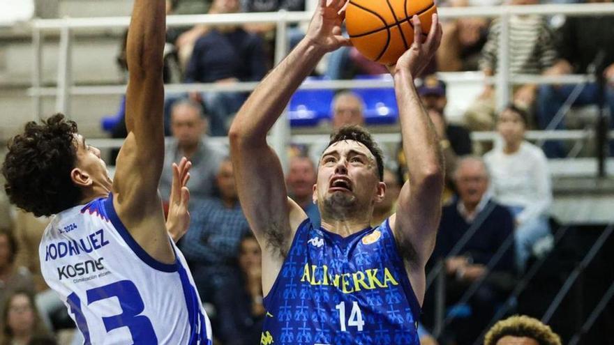 Uno de los líderes del Alimerka Oviedo Baloncesto en el inicio de temporada en Primera FEB: Mikel Sanz pega el estirón
