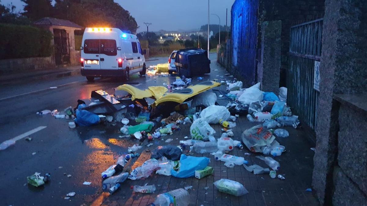 Así quedaron la calzada y la acera tras el impacto.   | //  FDV