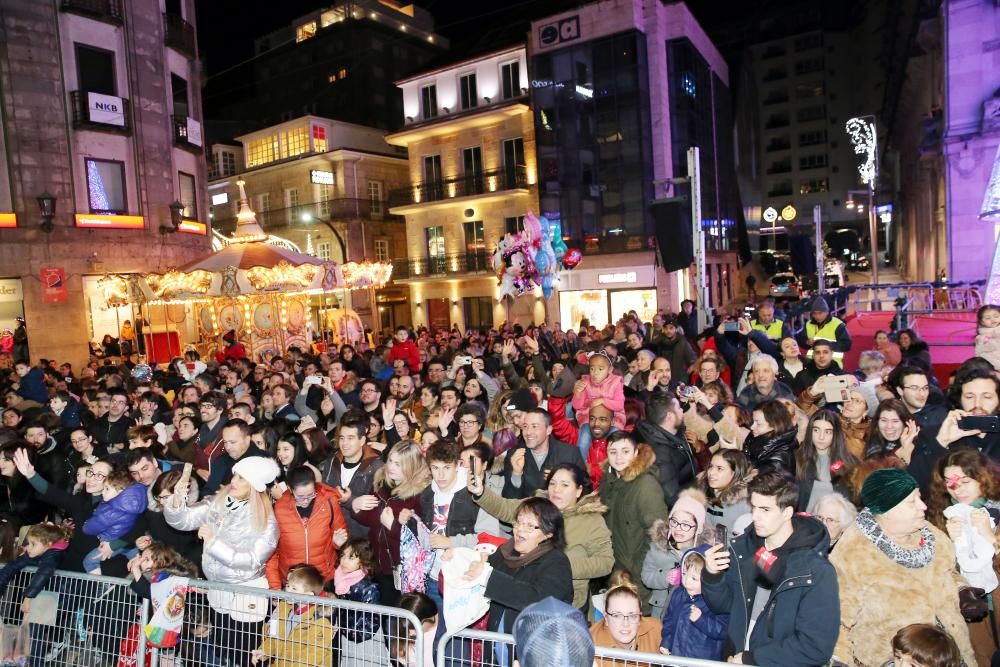 Miles de niños y niñas disfrutan junto a sus familias del desfile récord de la ciudad olívica. Melchor, Gaspar y Baltasar lanzaron caramelos desde sus carrozas.