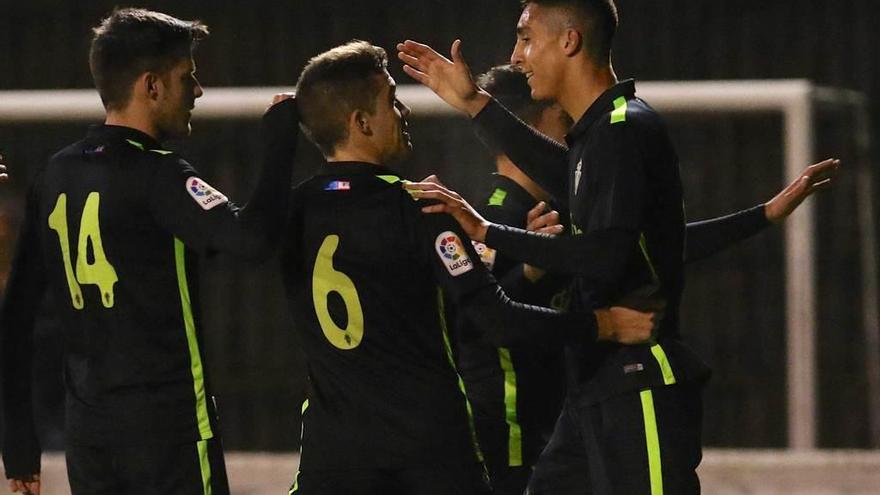 Chus y Nacho Méndez, a la izquierda, felicitan a Pablo Fernández por el segundo gol rojiblanco en Zamudio.