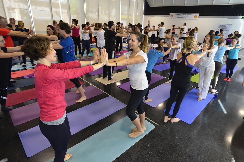 El yoga toma el Centro de Congresos de Elche