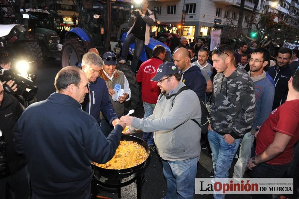 La noche de protesta de los agricultores se pasa con migas