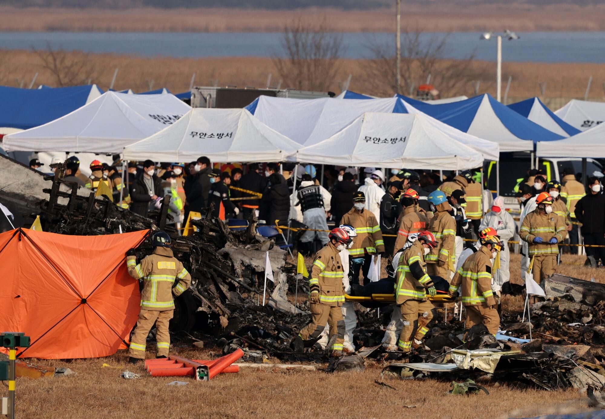 Muan (South Korea), 29/12/2024.- Firefighters carry out rescue operations at Muan International Airport in Muan, 288 kilometers southwest of Seoul, South Korea, 29 December 2024. According to the National Fire Agency, a passenger jet carrying 181 people erupted in flames after going off the runway at an airport in South Korea's southwestern county of Muan on 29 December, leaving at least 62 people dead. (Corea del Sur, Seúl) EFE/EPA/HAN MYUNG-GU