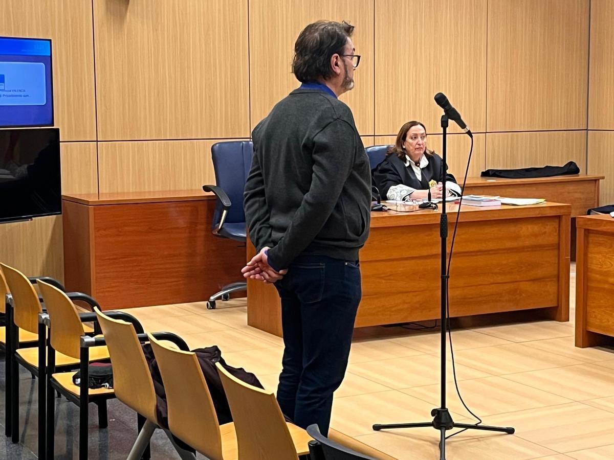 El terapeuta acusado de violar a una menor durante unas terapias del sueño, en el juicio celebrado en Valencia este jueves.