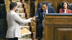 Pedro Sánchez y Gabriel Rufián conversan en el Congreso.