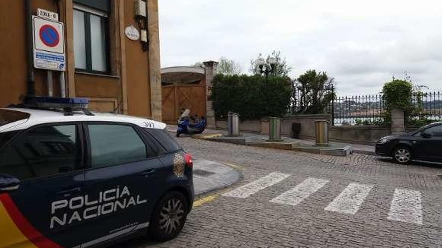 Una patrulla policial, ayer, a la puerta del Club de Regatas.