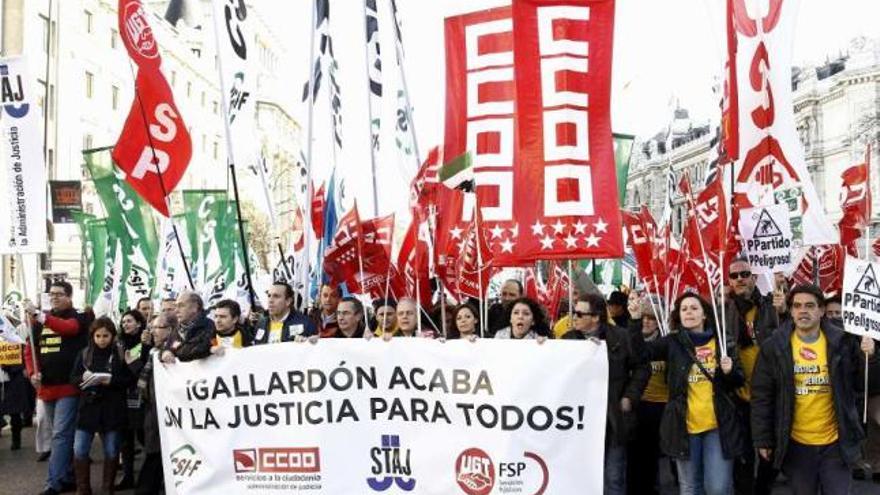 Cabeza de la manifestación convocada en Madrid contra las tasas judiciales.  // Efe