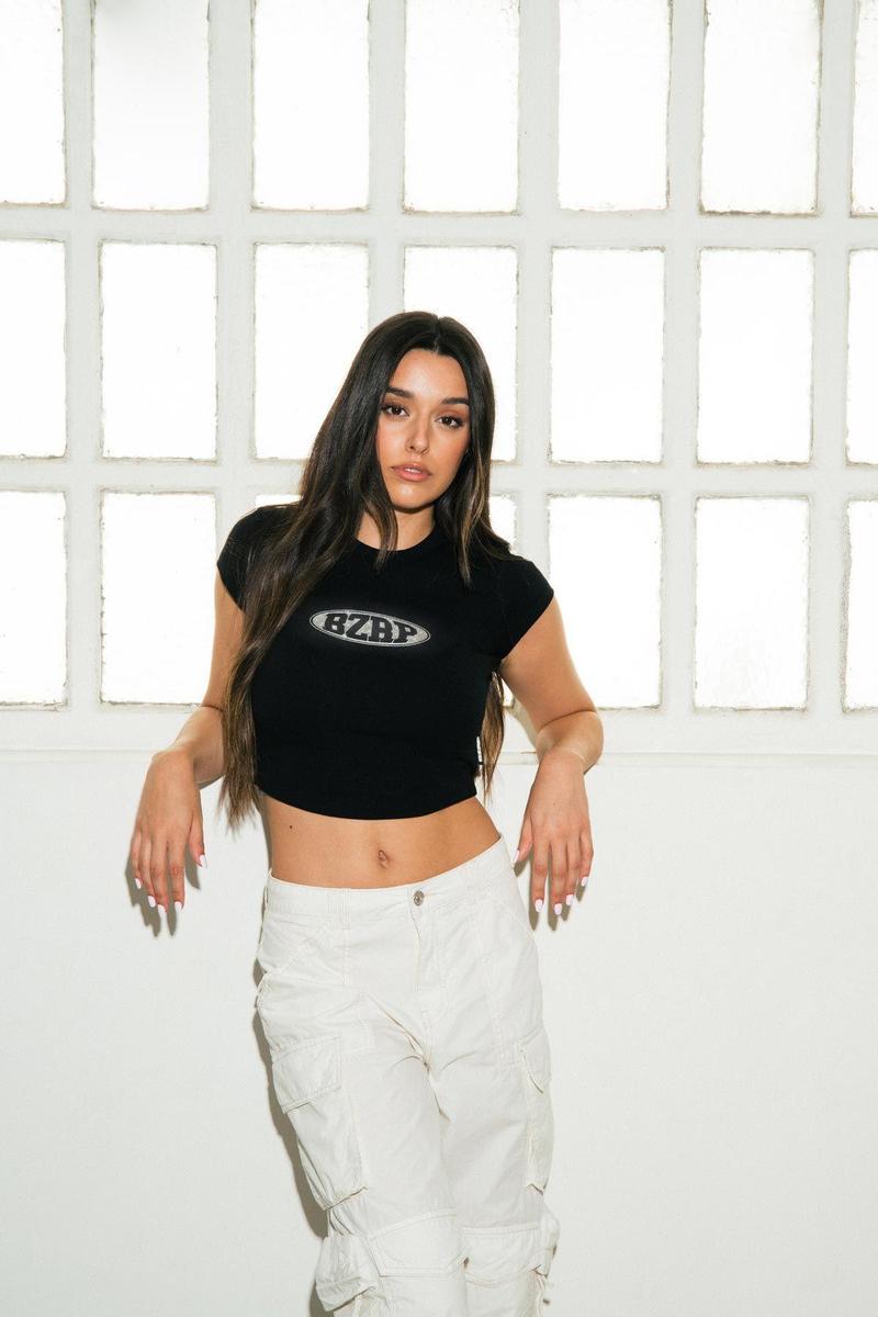 Así combina Marta Díaz su camiseta de la colección de Bershka y Bizarrap