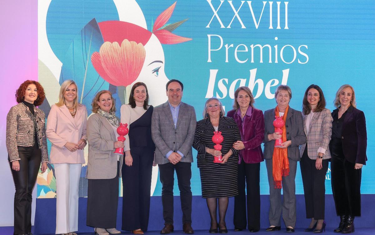 El president con las galardonadas en los premios Isabel Ferrer.