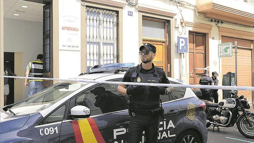 Mata a cuchilladas a su ‘ex’ mientras trabaja y se suicida en Las Palmas