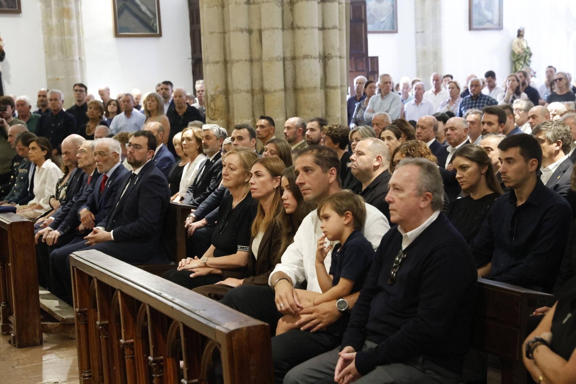 Las imágenes del funeral de Antonio Trevín en la basílica de Llanes.