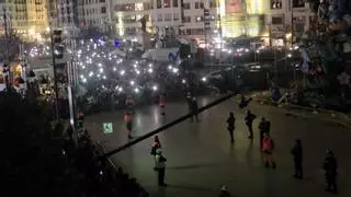 Linternas y Nino Bravo para despedir los castillos de Fallas en la plaza