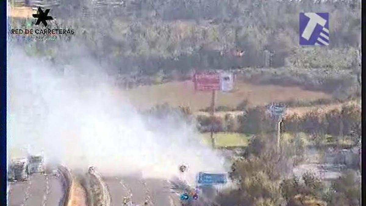 El fum de l’incendi a l’AP-7 a l’altura de Llers, en una imatge de les càmeres de trànsit.