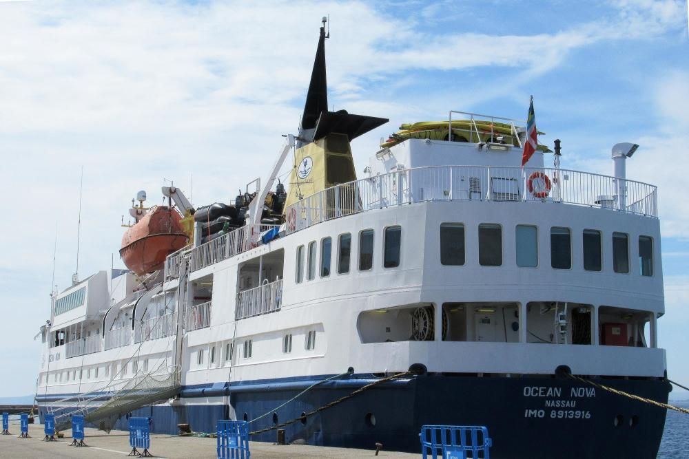 El creuer «Ocean Nova», al port de Roses