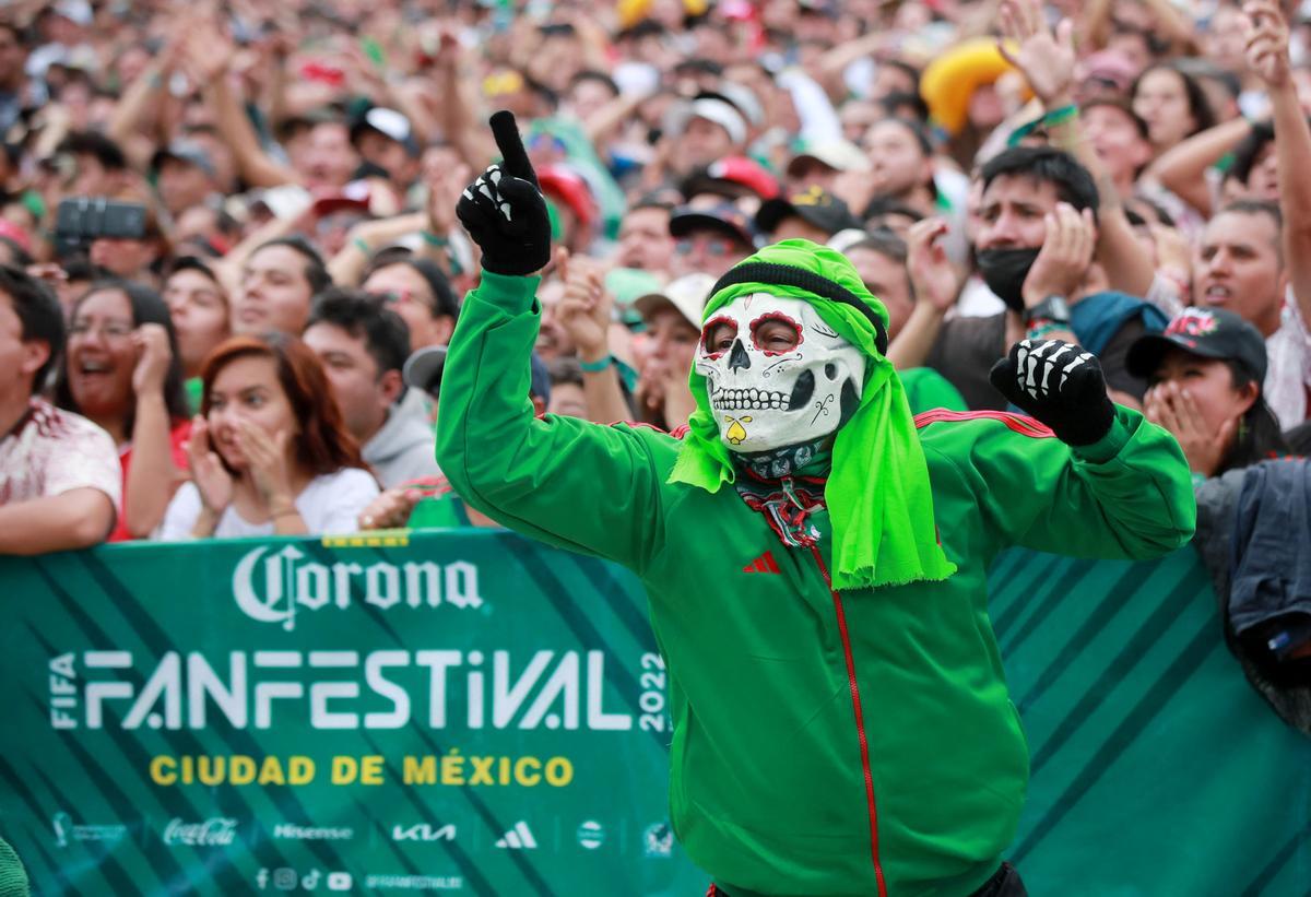 FIFA World Cup Qatar 2022 - Fans in Mexico City watch Saudi Arabia v Mexico