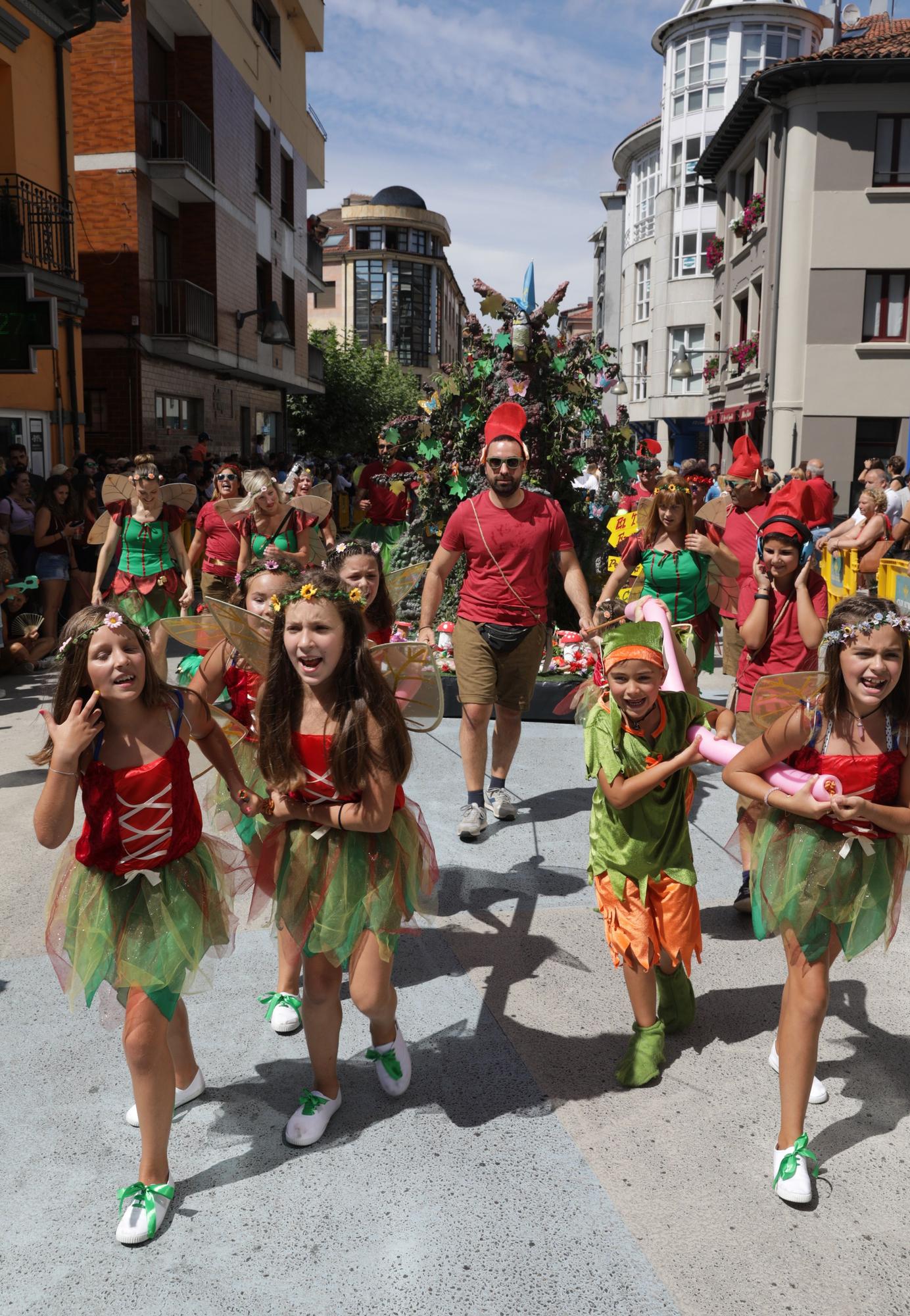 EN IMÁGENES: Cuarenta barcos y 6.000 "marineros" en un Descenso Folklórico del Nalón con mucho ritmo