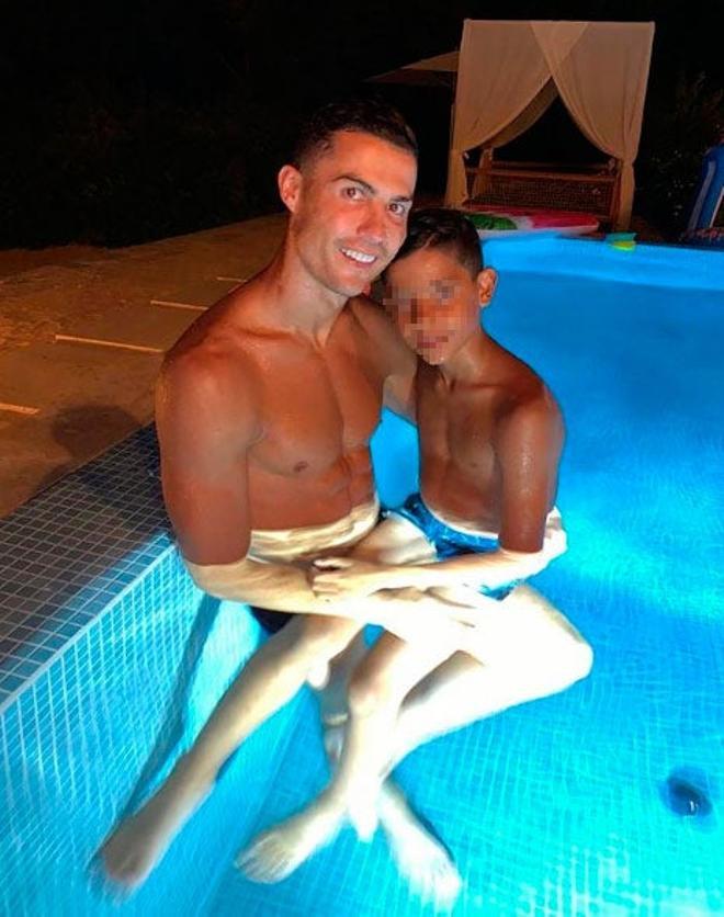 Cristiano Ronaldo en la piscina con su hijo mayor, Cristiano Ronaldo Jr.