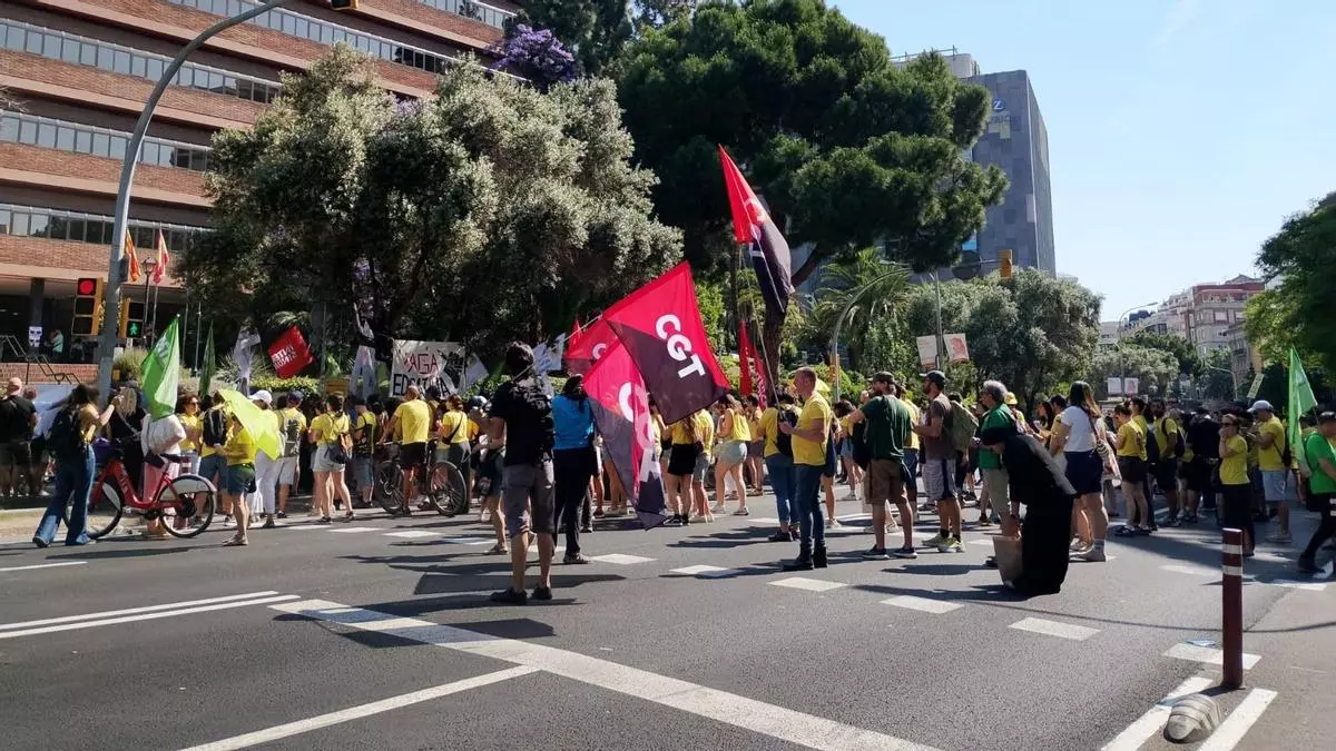 Concentración de profesores ante el Departament d'Educació
