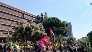 Concentración de profesores ante el Departament dEducació.