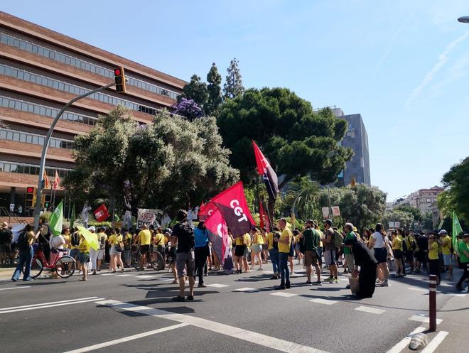 Concentración de profesores ante el Departament dEducació.
