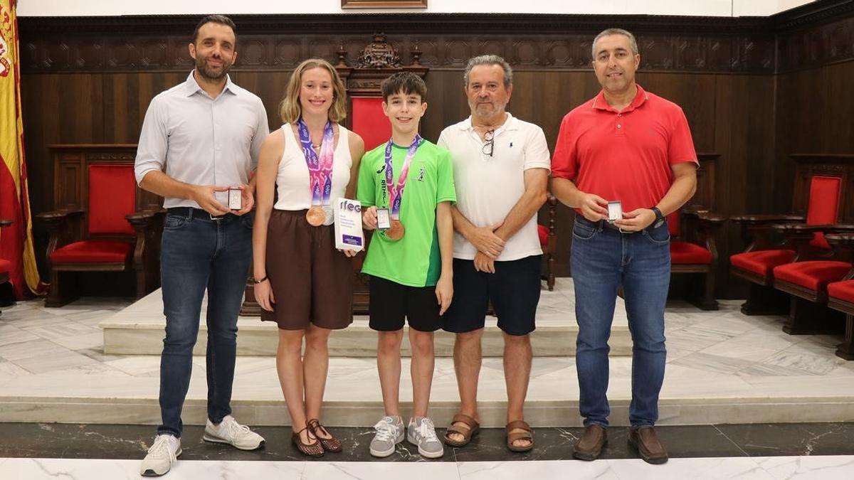 El alcalde, los dos gimnastas, el presidente del club y el edil de Deportes.
