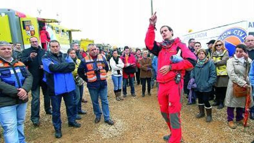 El coordinador de emergencias, Ángel Martín, explica las intervenciones.