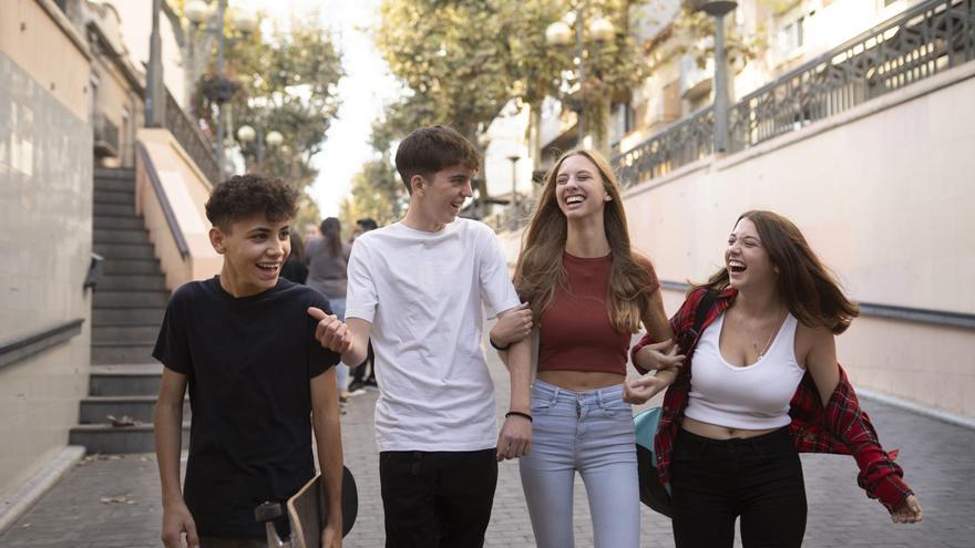 'MOS' y 'DOS': el vocabulario en clave de los más jóvenes para alertar de la presencia de un adulto