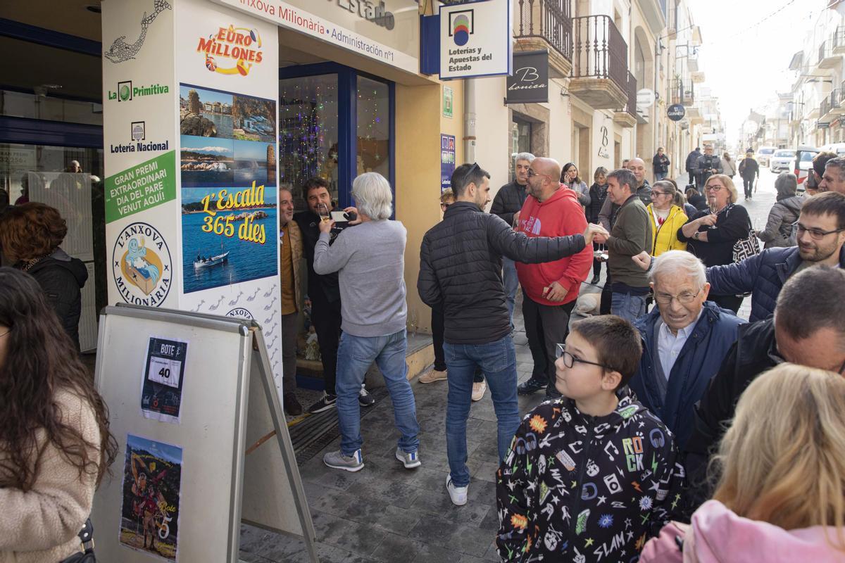 El 89603, primer premio de la Lotería del Niño 2023 se ha vendido en la administración LAnxova Milionària de LEscala, localidad costera de Girona