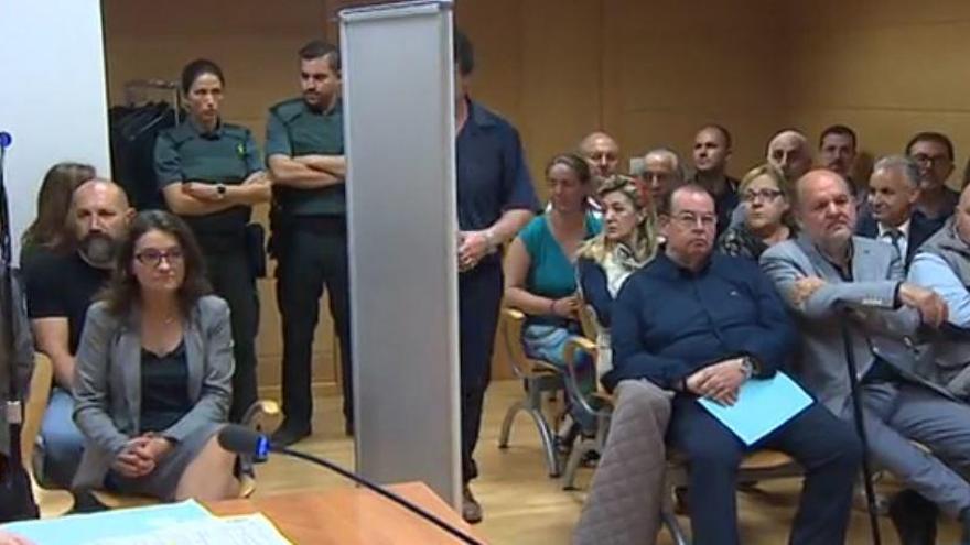El fiscal pide 900 € de multa a los miembros de España 2000 que acosaron a Oltra