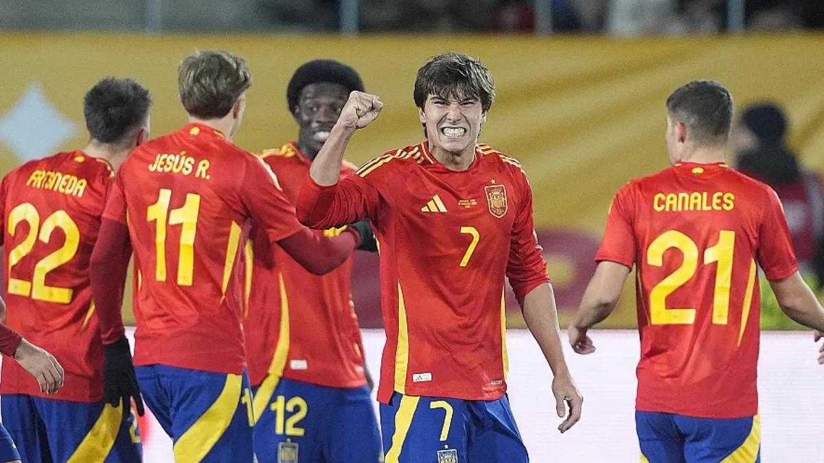 Gonzalo celebra un gol con la selección española sub-21