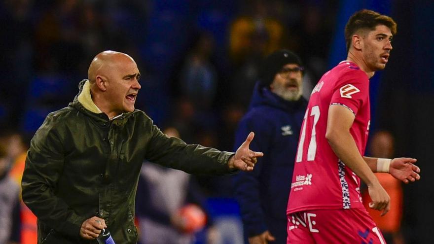Óscar Gilsanz da instrucciones desde la banda de Riazor. | Casteleiro / Roller Agencia