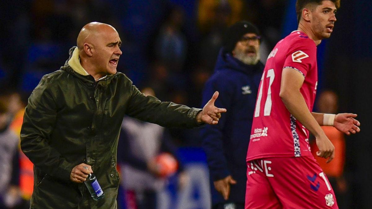 Óscar Gilsanz da instrucciones desde la banda de Riazor. | Casteleiro / Roller Agencia