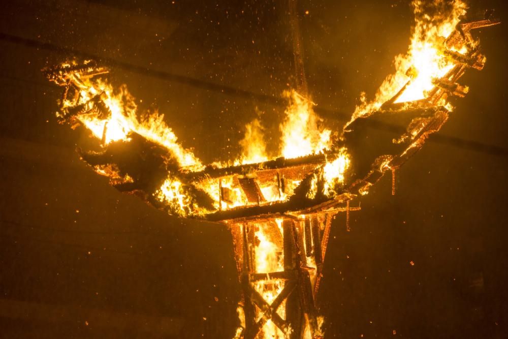 «Amor-Dolor», primer premio de la categoría Especial, arde pasada la una de la mañana bajo la atenta mirada de cientos de personas y una comisión emocionada