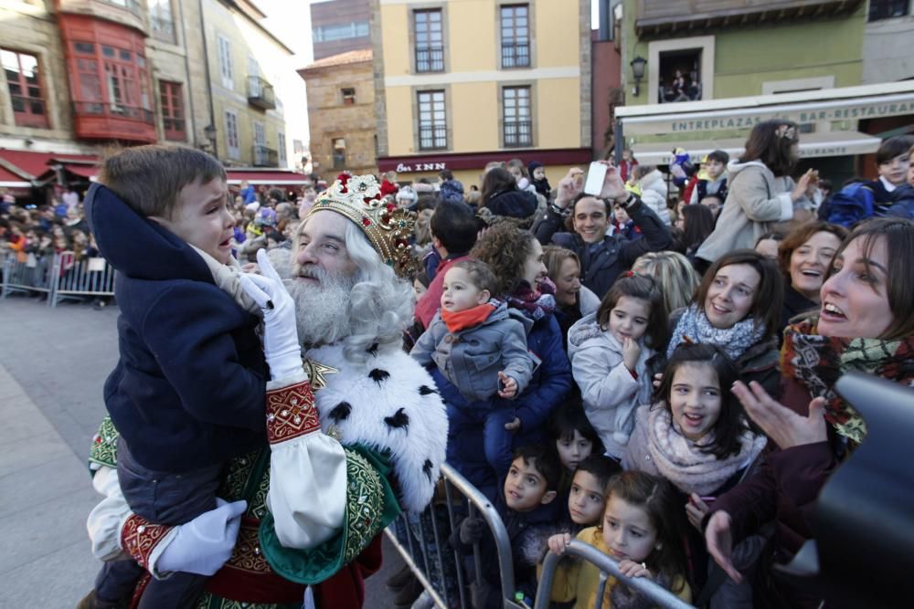Una multitud recibe a los Reyes Magos en Gijón.