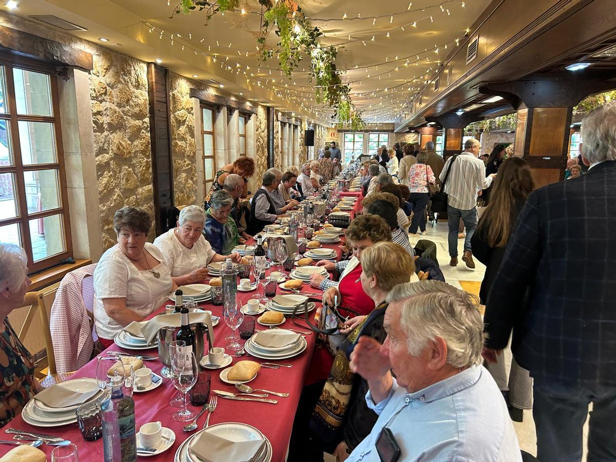 En imágenes: comida anual y reconocimiento de socios del Hogar del Jubilado de El Berrón.