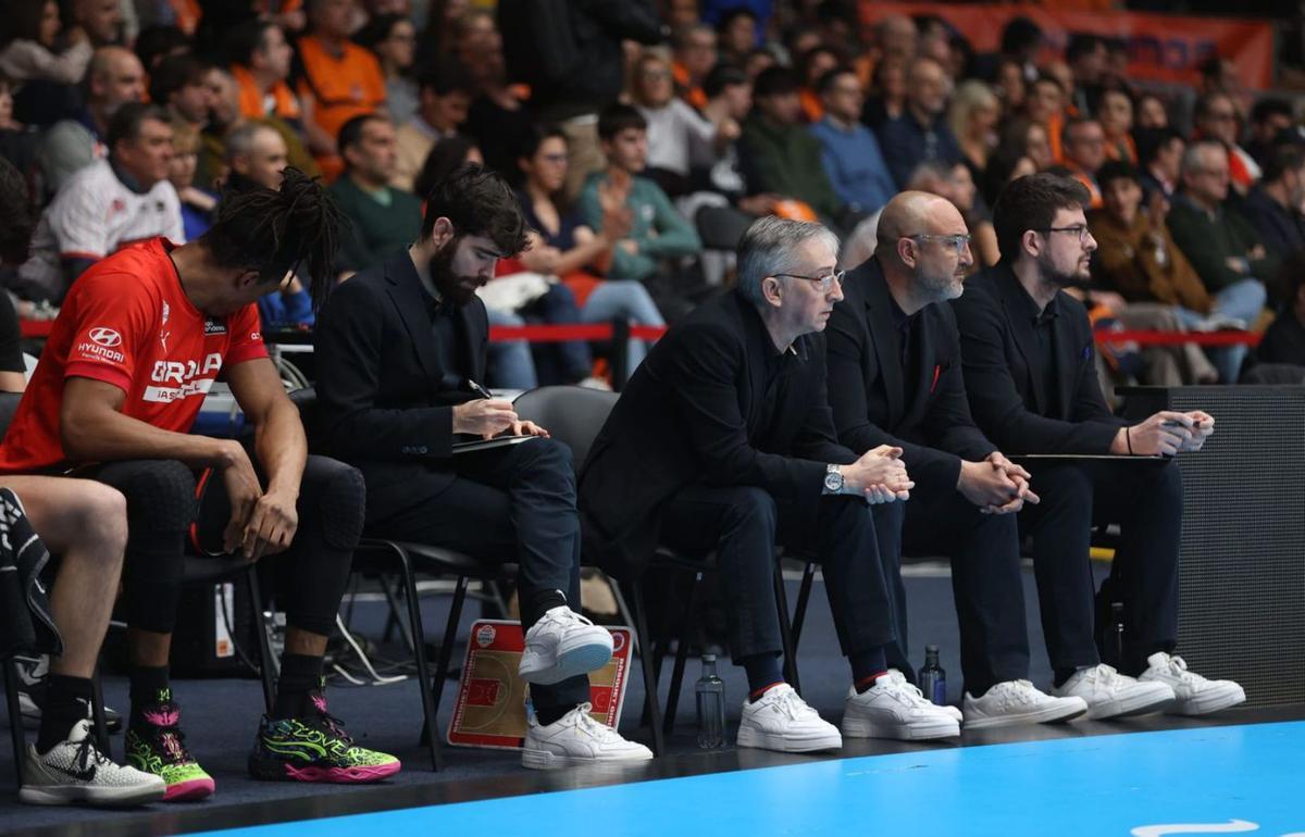 Moncho Fernández, en el banquillo de Girona con sus ayudantes. | Germán Barreiros /Roller Agencia