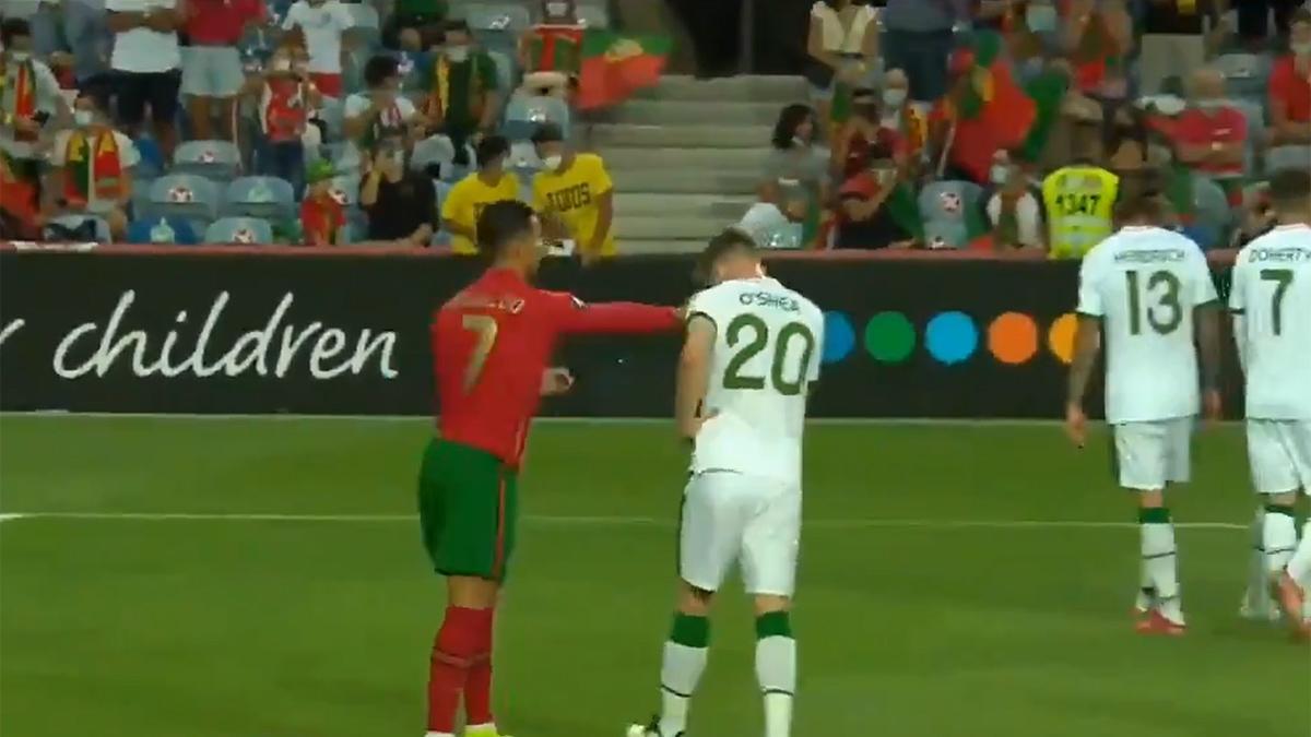 A Cristiano no le gustó lo que hizo el jugador de Irlanda y le respondió... ¡con un manotazo!