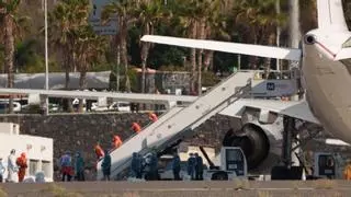Evacuación del crucero con hantavirus 'MV Hondius' en Tenerife: los españoles, en el avión en el aeropuerto del Sur