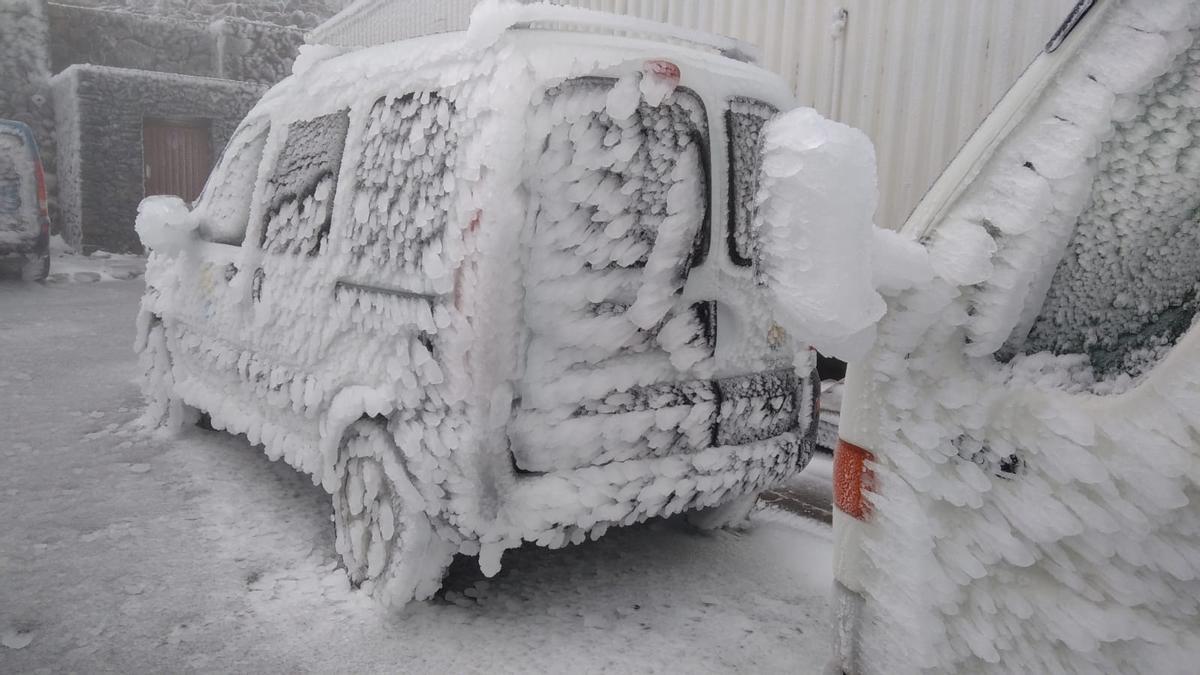 Vehículo cubierto de hielo en la cumbre de La Palma.