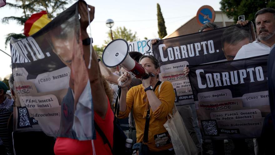 La concentración contra Pedro Sánchez en en las inmediaciones de la Moncloa, en imágenes