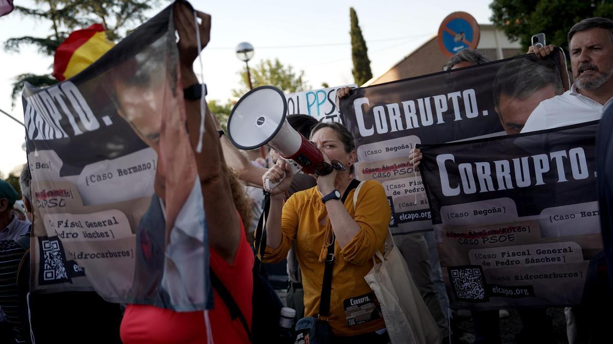 La concentración contra Pedro Sánchez en en las inmediaciones de la Moncloa, en imágenes