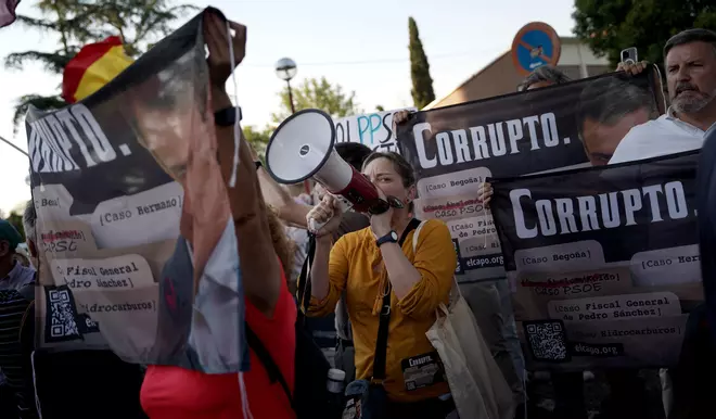 La concentración contra Pedro Sánchez en en las inmediaciones de la Moncloa, en imágenes