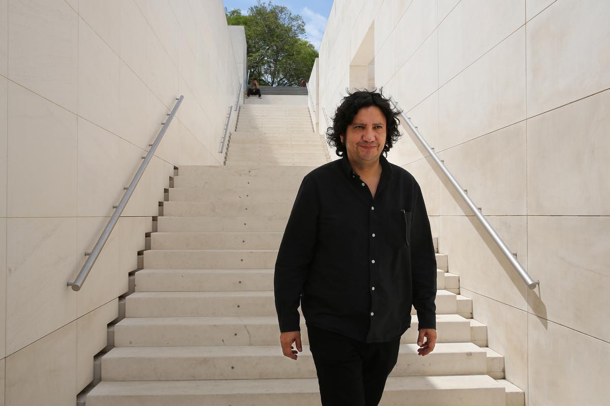 El autor chileno Alejandro Zambra, en las escaleras de acceso a Caixaforum, en Barcelona.