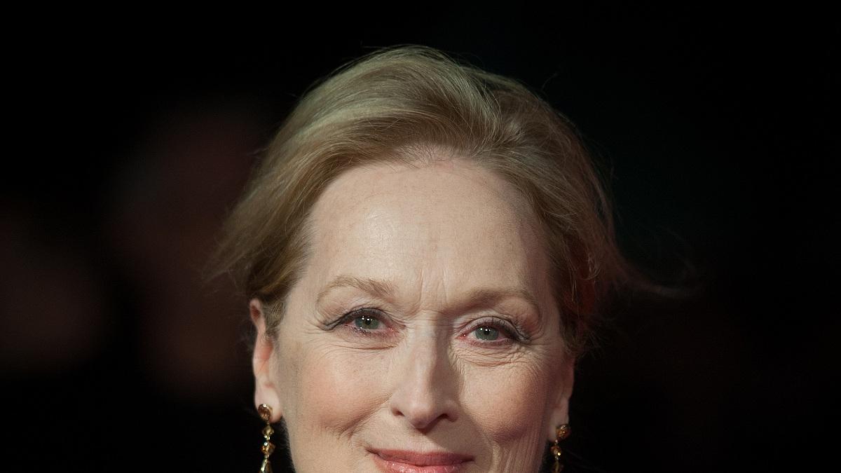 Meryl Streep con largos pendientes en ámbar